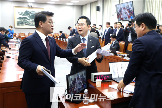 지난 10월 16일 운영위 전체회의에서 증인 채택을 놓고 실랑이가 벌어지자 배준영 여당 간사(왼쪽)가 박찬대 위원장(오른쪽), 박성준 야당 간사(가운데)와 대화를 시도하고 있다. (사진=최동환 기자)