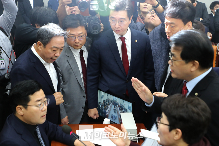 1일 대통령비서실 등을 대상으로 국회 운영위 국정감사에서 여야 위원들이 위원장석으로 몰려와 항의하고 있다. (사진=최동환 기자)