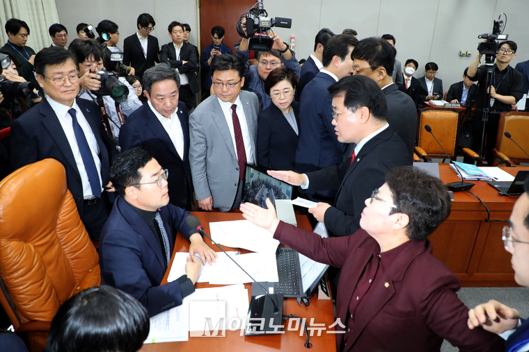 1일 대통령비서실 등을 대상으로 국회 운영위 국정감사에서 여야 위원들이 위원장석으로 몰려와 항의하고 있다. (사진=최동환 기자)