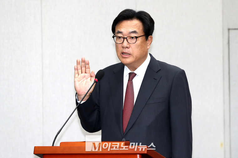 정진석 대통령비서실장이 1일 국회 운영위 국정감사에 증인으로 출석해 증인선서하고 있다. (사진=최동환 기자)
