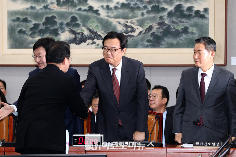 정진석 비서실장의 국정감사 시작전 배중영 국민의힘 간사와 인사하고 있다. (사진=최동환 기자)