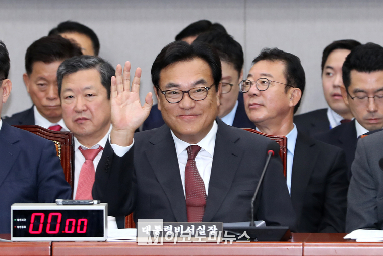 인사하는 정진석 비서실장. (사진=최동환 기자)