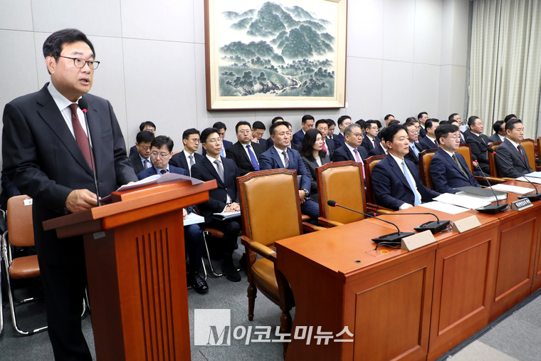 정진석 대통령 비서실장이 1일 열린 운영위 국정감사에서 업무보고하고 있다. (사진=최동환 기자)