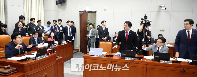 배준영, 강명구, 강민국 국민의힘 운영위 위원이 박찬대 위원장에게 의사진행 발언을 두고 항의하고 있다.