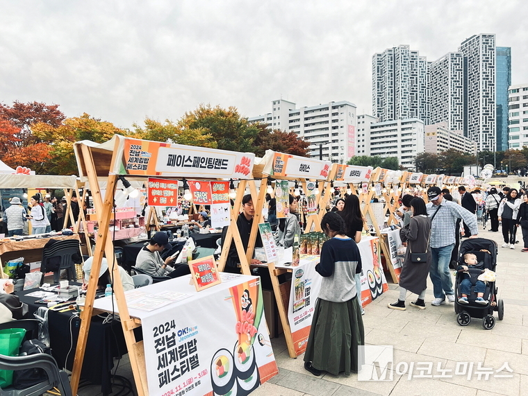 1일 서울 여의도 한강공원 이벤트광장에서 열린 '2024 전남세계김밥페스티벌' 맞아 방문객들이 페이스페인팅 등 체험을 하고 있다. 심승수 기자