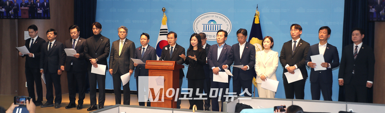 더불어민주당 검찰독재대책위원회가 지난 29일 국회 소통관에서 기자회견하고 있다. (사진=최동환 기자)