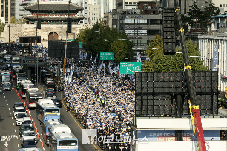 더불어민주당이 어제(2일) 서울역 인근에서 김건희·윤석열 국정농단규탄·특검 촉구 국민 행동의 날 행사를 개최했다. (사진=최동환 기자)