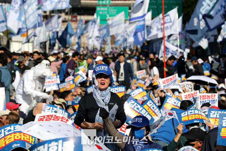 민주당이 지난 2일 개최한 ‘김건희·윤석열 국정농단규탄·특검 촉구 국민 행동의 날’ 행사 참석자들이 피켓을 들고 있다. (사진=최동환 기자)