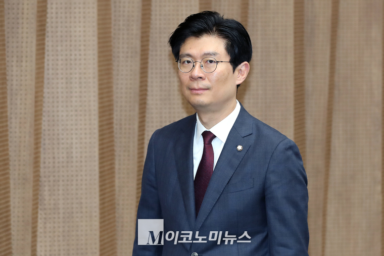 조정훈 국민의힘 의원이 지난 23일 사단법인 바른인권여성연합과 전국학부모단체연합 등 학부모단체와 국회 소통관에서 기자회견하고 회견장을 나오고 있다. (사진=최동환 기자)