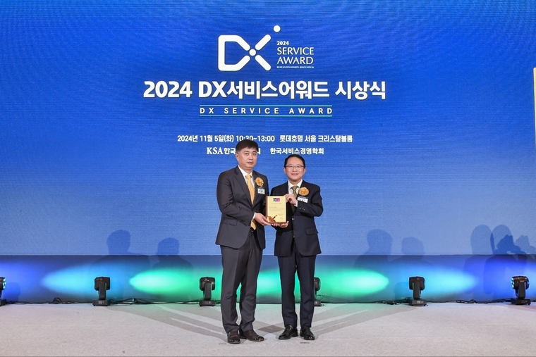 강명수 한국표준협회 회장(우측)과 박형주 KB국민은행 스타뱅킹영업본부 상무(좌측)이 지난 5일 서울 소공동 롯데호텔에서 진행된 ‘2024 DX서비스어워드’ 에서 기념 촬영을 하고 있다. KB국민은행 제공