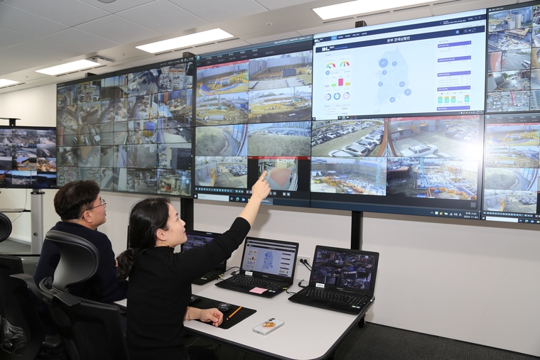 DL이앤씨 본사에 마련된 현장 CCTV 통합관제센터. 사진=DL이앤씨 제공 