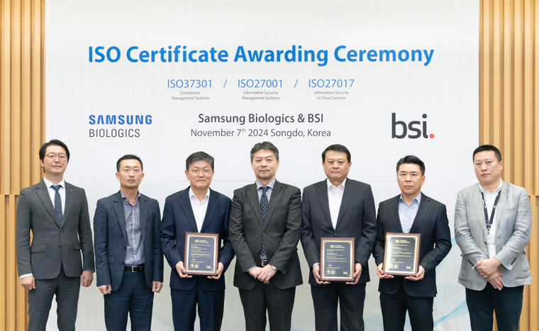 7일 인천 연수구 삼성바이오로직스 본사에서 열린 ISO 인증서 수여식에서 (왼쪽 세번째부터) 삼성바이오로직스 김동중 경영지원센터장(부사장), BSI Korea 임성환 대표이사, 삼성바이오로직스 이규호 People센터장(부사장)을 비롯한 관계자들이 기념촬영 하고 있다. 사진=삼성바이오로직스 제공 
