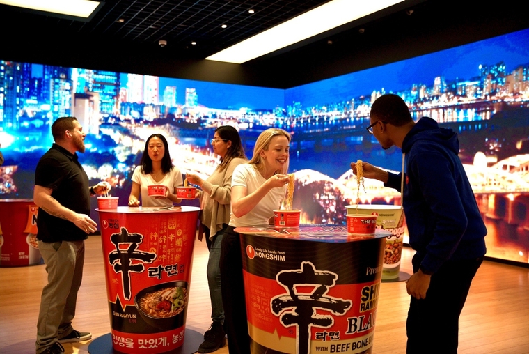 ‘Han River in NYC with SHIN RAMYUN’ 행사 참여자들. 사진=농심 제공 