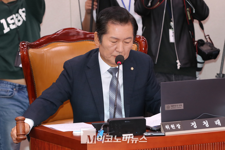 지난 22일 정청래 위원장이 의사봉을 두드리고 있다. (사진=최동환 기자)