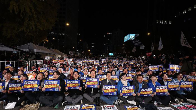 더불어민주당 이재명 대표, 박찬대 원내대표 등이 9일 오후 서울 숭례문 일대에서 더불어민주당 주최로 열린 '김건희·윤석열 국정농단 규탄·특검 촉구 제2차 국민행동의 날' 장외집회에서 손팻말을 들어 보이며 구호를 외치고 있다. (연합뉴스)