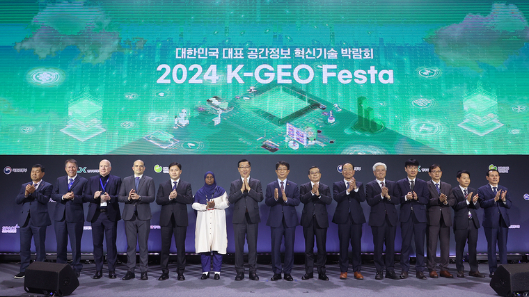 11월 6일 일산 킨텍스에서 열린 ‘2024 K-GEO Festa’ 개막식에 (왼쪽 일곱 번째부터) LX공사 어명소 사장, 국토교통부 박상우 장관, ISO 조성환 회장, 국가철도공단 이성해 이사장 등 주요 내빈들이 참석했다. 사진=LX공사 제공 