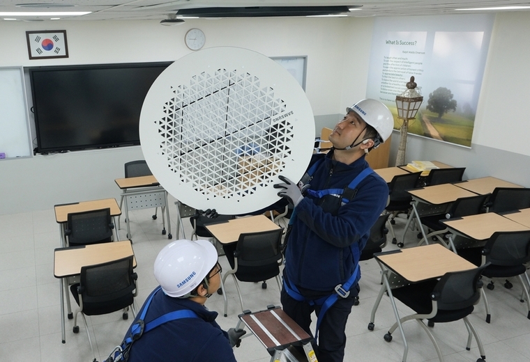 삼성전자서비스 엔지니어들이 수능 시험장에 설치된 삼성전자 시스템에어컨을 사전점검하는 모습. 사진=삼성전자 