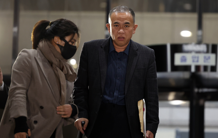 김건희 여사 공천 개입 의혹과 미래한국연구소의 불법 여론조사 의혹 등 사건의 핵심 인물인 명태균 씨가 지난 8일 오후 경남 창원시 성산구 창원지방검찰청(창원지검)에서 나오고 있다. 왼쪽은 변호인 김소연 변호사. (연합뉴스)