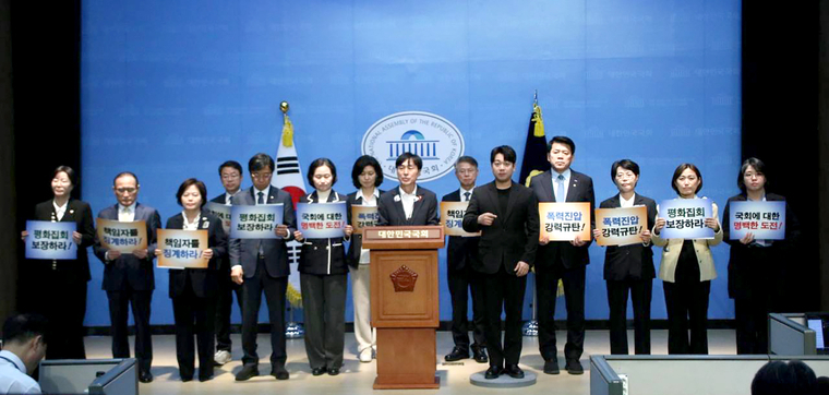 지난 11일 민주당·조국혁신당·진보당·기본소득당·사회민주당 의원들이 함께한 국회 소통관에서 기자회견에서 한창민 의원이 발언하고 있다. (사회민주당)