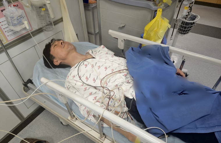 한창민 사회민주당 의원이 병상에 누워 치료받고 있다. (사회민주당)
