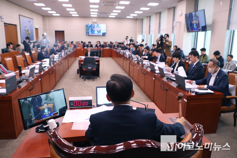 이철규 위원장이 산업통상자원부 소관 내년 예산안을 의결하고 있다. (사진=최동환 기자)