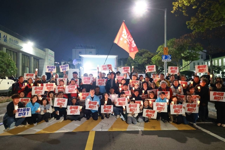 김재연 진보당 대표가 12일 진보당 윤석열퇴진 전국순회 4일차를 맞아 시국강연회에서 참석자들과 촛불을 들고 기념촬영하고 있다. (진보당)