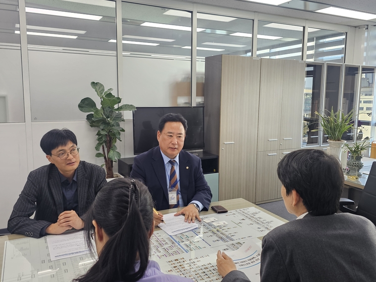 각 중앙부처를 방문하며 현안을 설명하는 국회 농해수위 위원장 어기구 국회의원 <어기구의원실 제공>