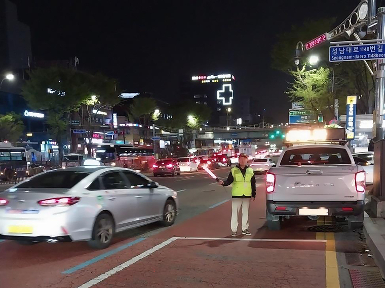 관외 불법 택시 영업 행위 단속중 <성남시 제공>