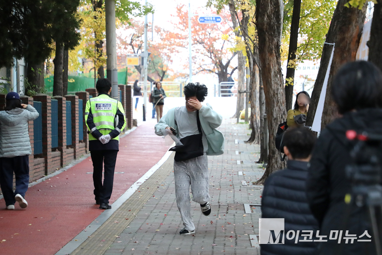 입실 시간이 임박하자 서울 여의도고등학교 수검장으로 전력질주 하는 수험생. (사진=최동환 기자)