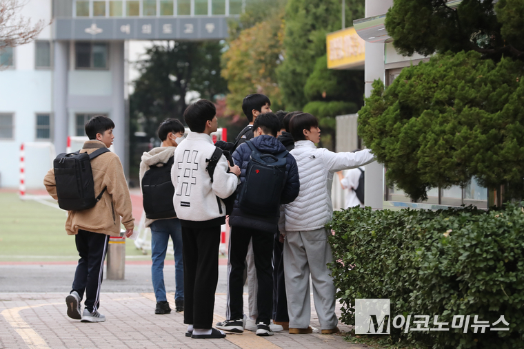 수험실 위치를 확인하는 수험생들. (사진=최동환 기자)