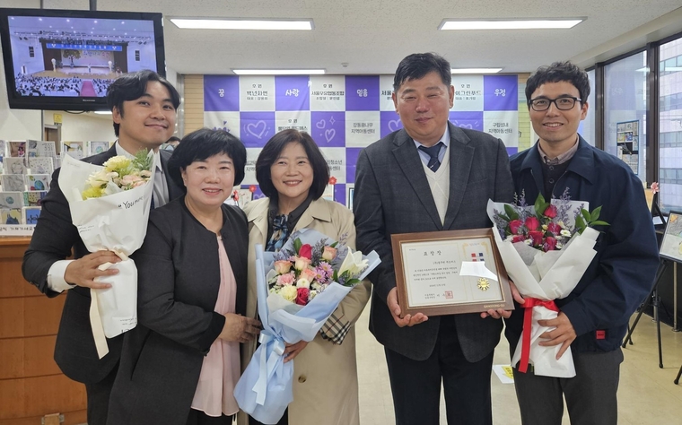  13일 서울 강동구 강동구민회관에서 열린 '강동구청 구청장 표창 수여식'에서 풀무원푸드머스 H&C영업부 문현기 상무(사진 오른쪽 두번째)와 박정옥 강동구 지역아동센터연합회장(사진 왼쪽 두번째)이 풀무원푸드머스 임직원 및 관계자들과 기념 촬영을 하고 있다. 사진=풀무원 제공 