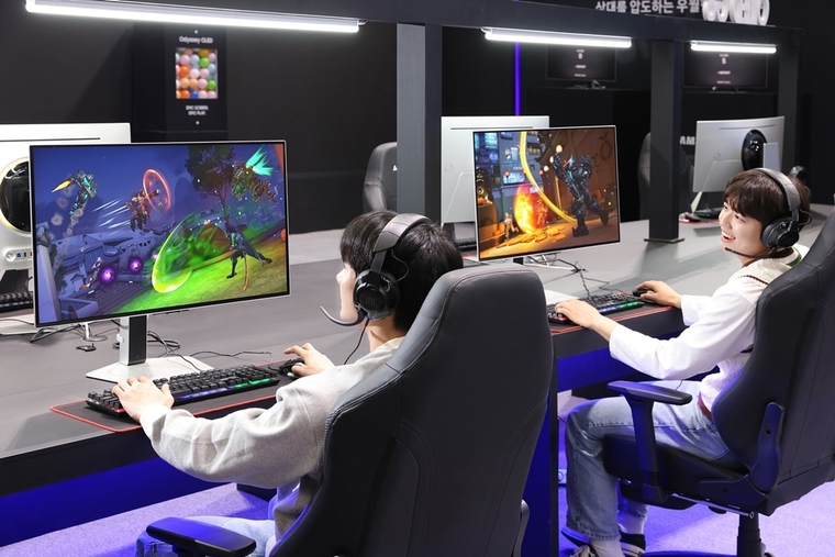 삼성전자 모델이 지스타 2024 오디세이 모니터 체험존 ‘All Ready. OLED’에서 오디세이 OLED G8 모니터로 게임을 체험하고 있다. 사진=삼성전자 제공 