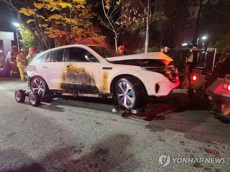 충남 아산시 모종동의 아파트에서 벤츠 전기자동차에 불이 났다. 사진=연합뉴스 제공 