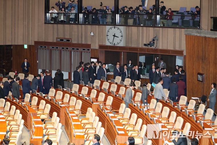 세 번째 김건희 특검법이 14일 국회 본회의에 상정되자 국민의힘 의원들이 표결 전 퇴정하고 있다. (사진=최동환 기자)
