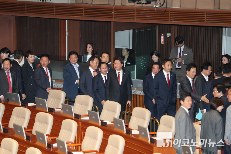 세 번째 김건희 특검법이 14일 국회 본회의에 상정되자 국민의힘 의원들이 표결 전 퇴정하고 있다. (사진=최동환 기자)