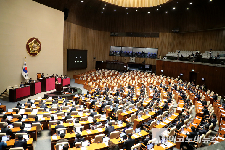 세 번째 김건희 특검법이 14일 국회 본회의에 상정되자 국민의힘 의원들이 표결 전 퇴정한 가운데 추미애 더불어민주당 의원이 토론하고있다. (사진=최동환 기자)
