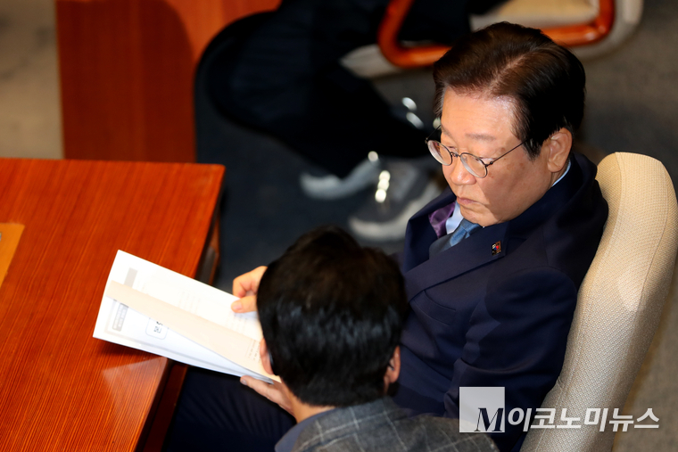 이재명 더불어민주당 대표가 지난 14일 국회 본회의장에서 김민석 최고위원과 이야기 나누고 있다. (사진=최동환 기자)