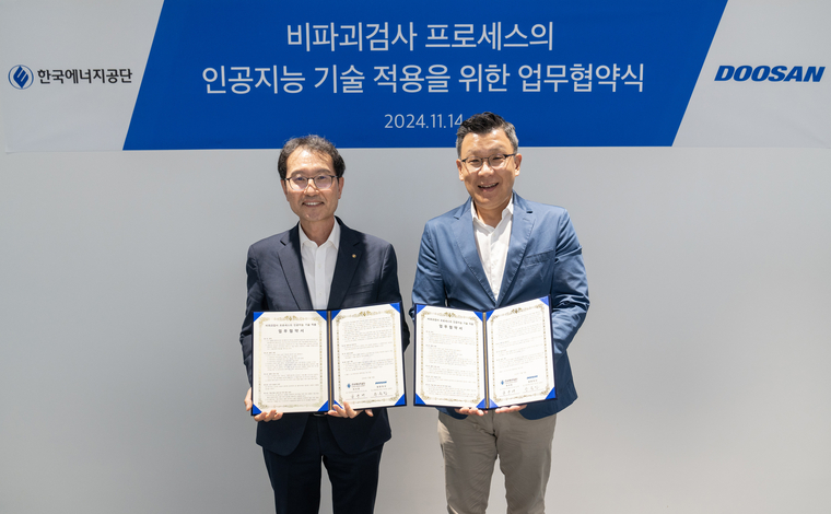 14일(목) 오후 15시 두산타워(분당)에서 한영배 한국에너지공단 지역에너지복지이사(좌측)와 두산에너빌리티(주) 송용진 부사장(우측)과 MOU 협약체결 후 기념촬영을 하고 있다. 사진=에너지 공단