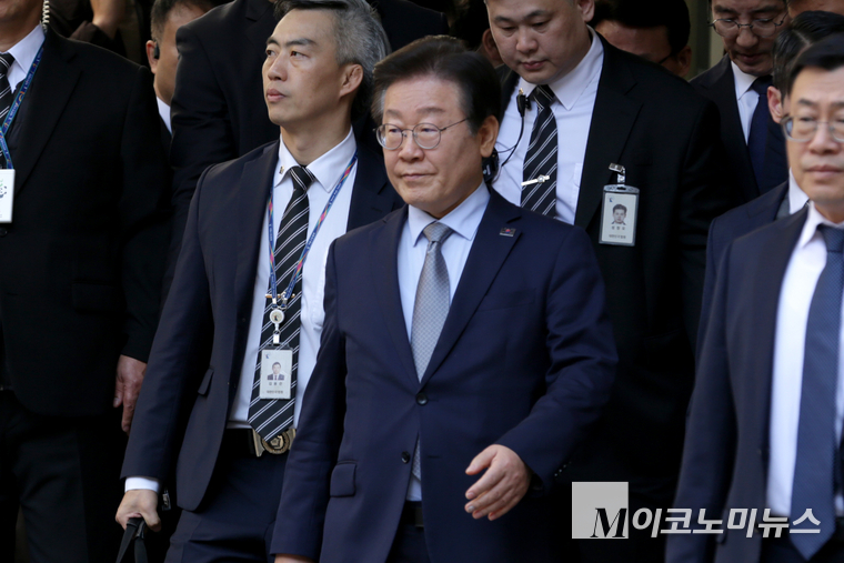 이재명 더불어민주당 대표가 15일 서울지방법원에서 조사를 받고 나오고 있다. 서울뉴스통신제공