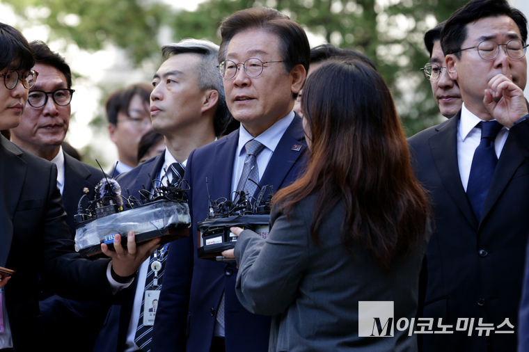 이재명 더불어민주당 대표가 15일 서울중앙지검에서 재판 받고 기자들의 질문에 답하고 있다. 서울뉴스통신제공
