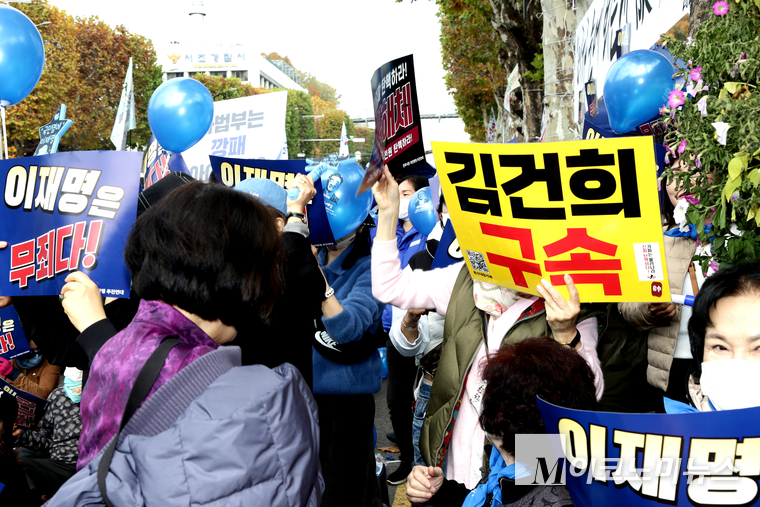 이재명 무죄 지지자들이 15일 서울중앙지방법원 앞에서 무죄, 김건희 수속을 적은 피켓을 들고 무죄를 주장하고 있다. 서울뉴스통신제공