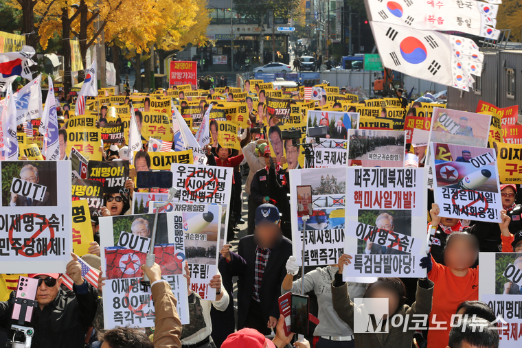 이재명 구속을 주장하는 단체들이 15일 서울중앙지법 앞 차로에서 ‘이재명 구속’ ‘윤석열지지’ 등의 피켓과 태극기와 성조기를 들고 집회에 참여해 ‘이재명 감방으로’ ‘사법정의 실천하자’ 등 구호를 외쳤다. 서울뉴스통신제공