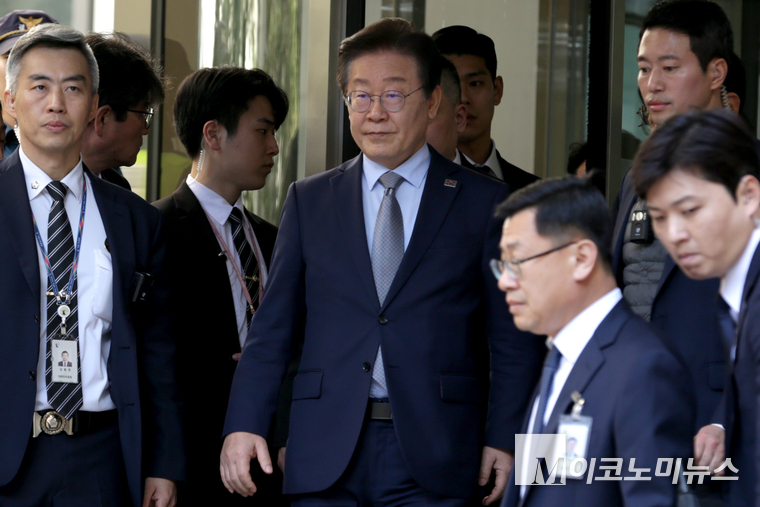 이재명 더불어민주당 대표가 15일 공직선거법 혐의 1심에서 유죄 선고를 받고 법원 밖으로 나오고 있다. 서울뉴스통신제공