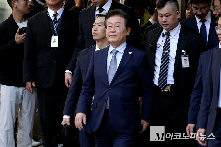 이재명 더불어민주당 대표가 15일 공직선거법 혐의 1심에서 유죄 선고를 받고 법원 밖으로 나오고 있다. 서울뉴스통신제공