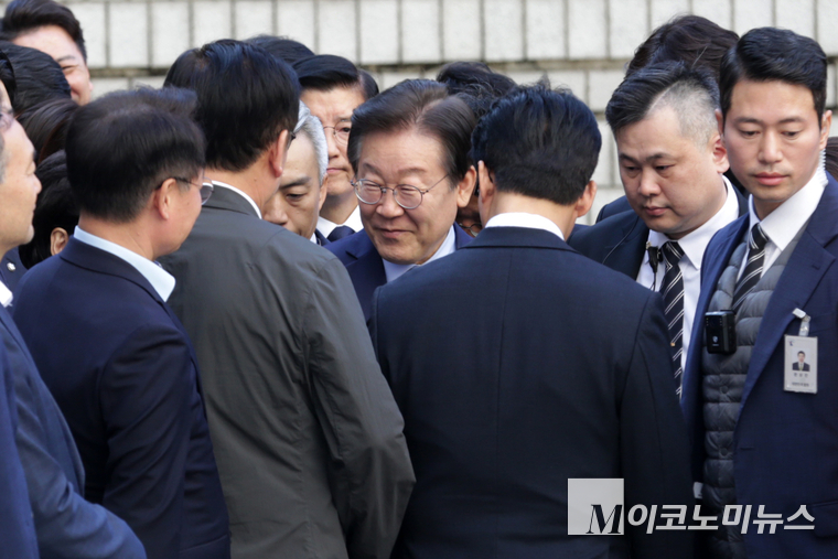 법원에 도착한 이재명 대표가 경호원과 관계자들에게 둘러쌓여있다. 서울뉴스통신제공