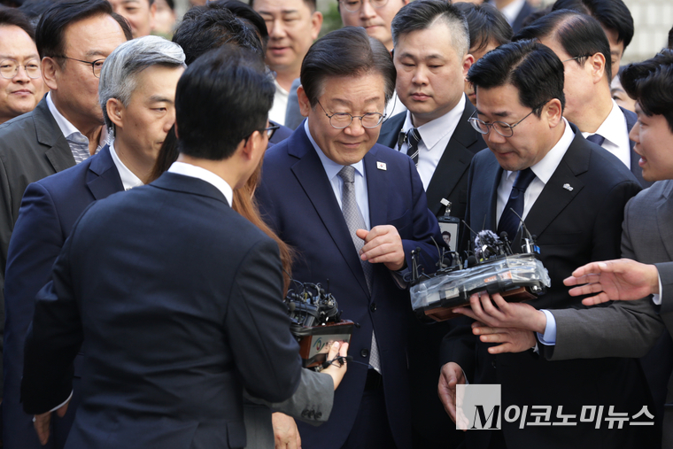 법원 도착 후 기자들의 질문 공세를 받는 이재명 대표. 서울뉴스통신제공