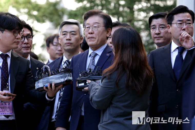 이재명 더불어민주당 대표가 15일 유죄 선고를 받고 기자들의 질문에 답하고 있다. 서울뉴스통신제공