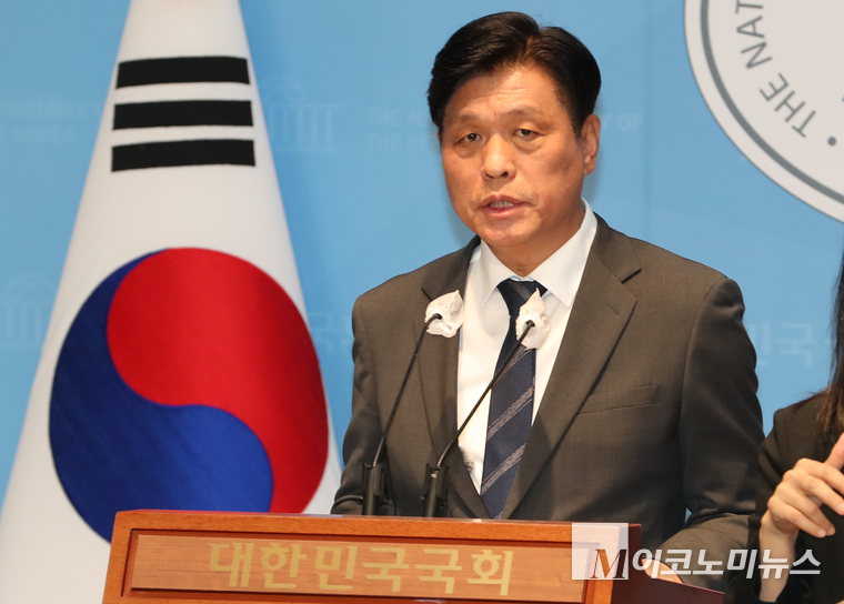 조승래 더불어민주당 수석대변인이 지난 14일 국회 소통관에서 브리핑하고 있다. (사진=최동환 기자)