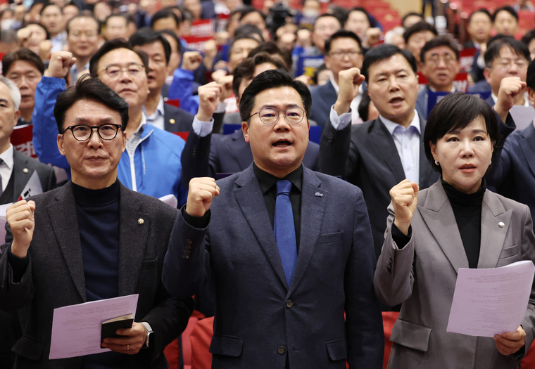 연합뉴스 / 16일 오후 서울 여의도 국회의원회관에서 열린 전국 지역위원장-국회의원 비상 연석회의에서 더불어민주당 박찬대 원내대표(가운데), 김민석(왼쪽)·전현희 의원을 비롯한 참석자들이 정권규탄 구호를 외치고 있다