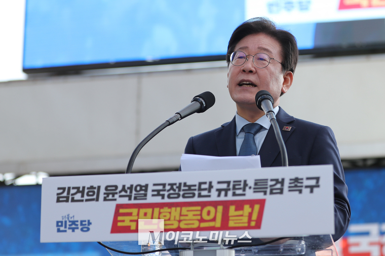  이재명 더불어민주당 대표가 2일 오후 서울역 인근에서 열린 ‘김건희·윤석열 국정농단 규탄 및 특검 촉구 국민행동의 날’ 규탄대회에 참석했다.<br>
(사진=최동환 기자)